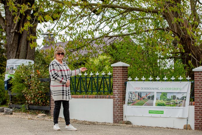 Gerry Westerlaken bij een van de spandoeken op het stadseiland in Nijmegen.