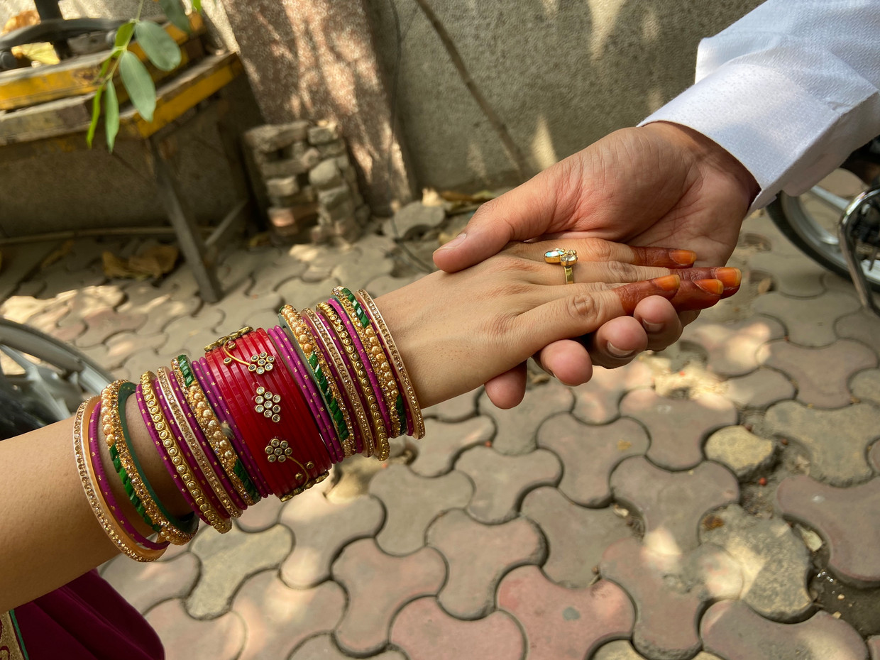 Alleen de hennaschildering op de vingers van Anisha Ahmed (29), en de lange rij armbanden om haar polsen, verraden dat zij hier is om te trouwen. Beeld aletta andre