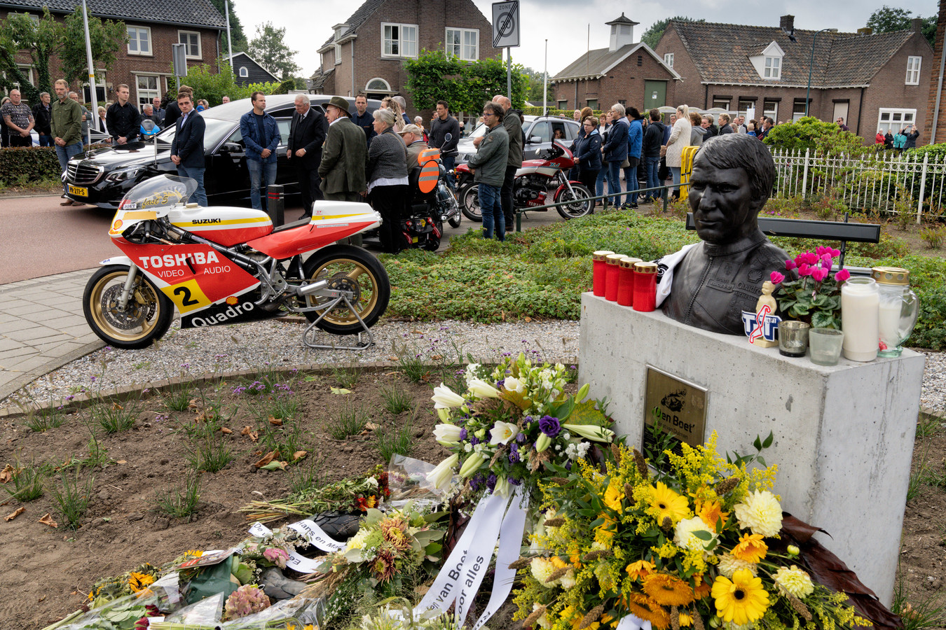 De rouwstoet bij het borstbeeld van Den Boet.
