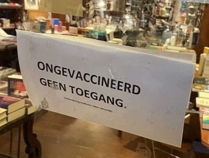 Een winkelier uit Eindhoven besloot vrijdag ongevaccineerden te weigeren in zijn winkel. Na een sloot aan bedreigingen heeft hij het briefje weggehaald.