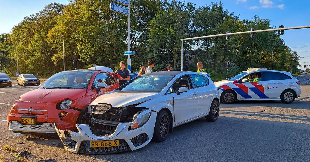 Flinke schade bij aanrijding tussen twee autos in Enschede, geen gewonden.
