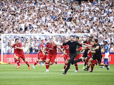 Mark van Bommel viert feest na zinderende ontknoping in België: Alderweireld schiet Antwerp naar titel 