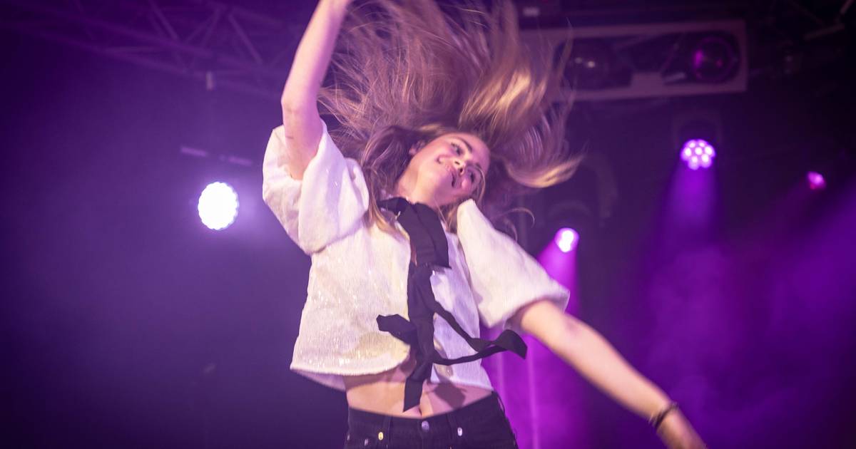 Roxy Dekker heeft aan drie liedjes genoeg om Klomppop op zijn kop te zetten: ‘Zó blij dat ik erbij w