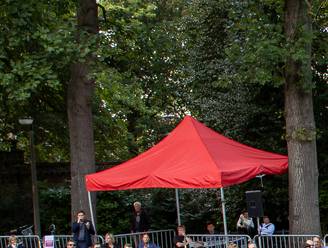 Veroordeelde rechts-extremist op eerste rij bij 11 juliviering