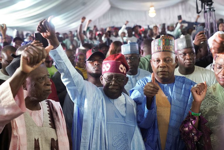 Bola Ahmed Tinubu nadat hij werd uitgeroepen tot winnaar van de presidentsverkiezingen in Nigeria. Beeld REUTERS