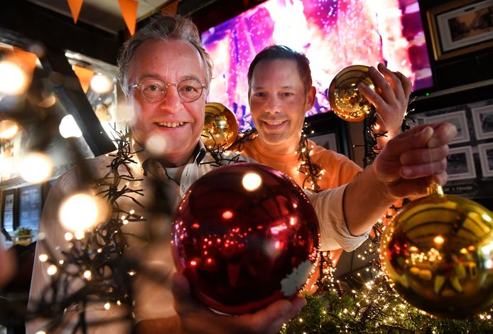 George ten Brummelhuis (links) en Sjoerd-Jan Groenman zijn er klaar voor: Kerstmiddag in Hengelo.