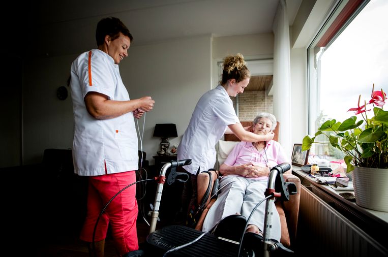75-plussers krijgen een zorgverlener toegewezen die elke twee weken langskomt en het hele dagelijks leven doorneemt.  Beeld ANP