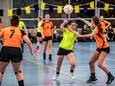 Rosolo-korfbalster Lara Türkmenoglu (in het geel) tijdens het eerste play-offduel met De Korfrakkers. Foto Juan Vrijdag/DCI Media