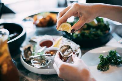 Hoe open je oesters correct? Waar kan je de beste eten en kopen?  Lees alles over deze zilte delicatesse in ons oesterdossier