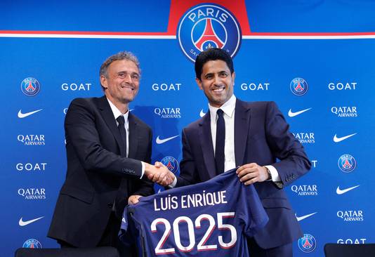 Nasser Al-Khelaifi presenta Luis Enrique come nuovo allenatore del Paris Saint-Germain.