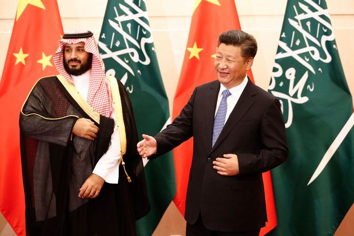 De Chinese president Xi Jinping (rechts) en de Saudi-Arabische kroonprins Mohammed bin Salman, de feitelijke machthebber in het land tijdens een top in China in 2016. Archiefbeeld.
