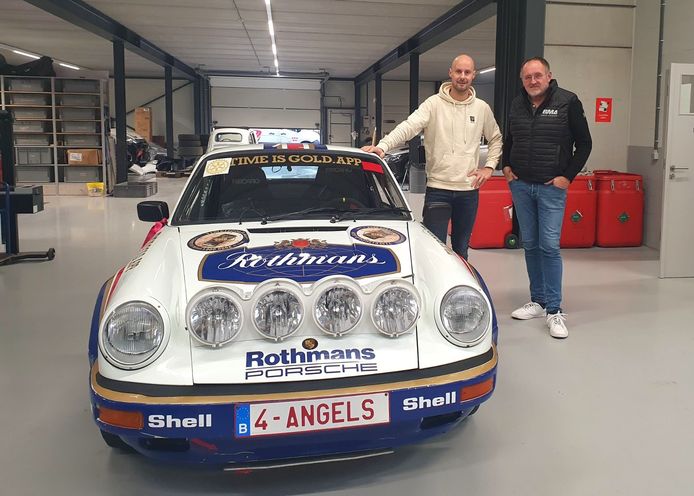 Tom Boonen samen met teameigenaar Bernard Munster bij de legendarische Porsche 911.