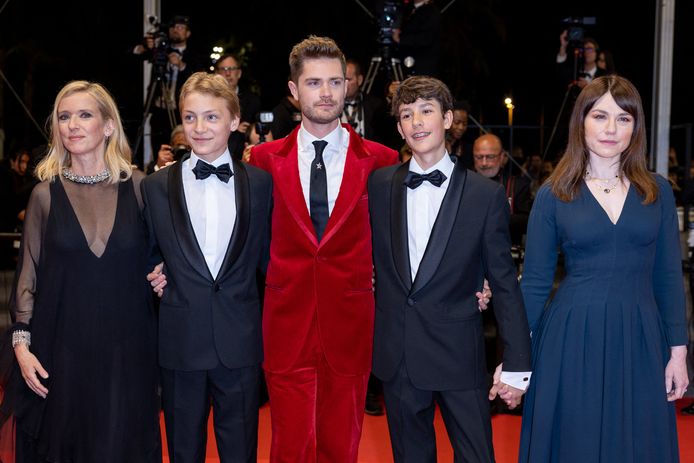 De cast en de regisseur van de film Close. V.l.n.r. Léa Drucker, Eden Dambrine, Lukas Dhont, Gustav De Waele en Emilie Dequenne op de rode loper van het Filmfestival van Cannes. (26/05/2022)