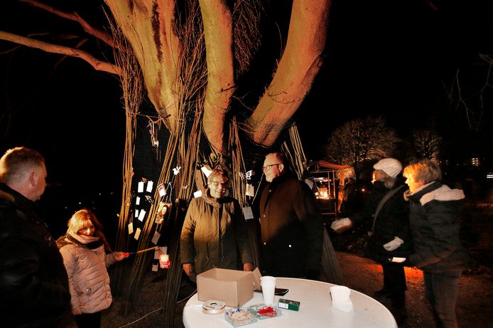 Archiefbeeld van de Lichtjesavond op de Algemene Begraafplaats in Leerdam.