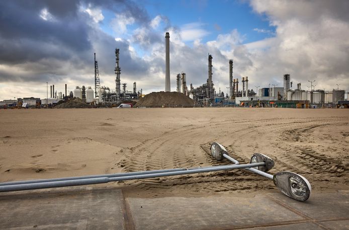'Shell-City' in Pernis maakt ruimte voor de biobrandstoffabriek. Deze wordt in China in delen gebouwd en naar Rotterdam verscheept. In 2024 moet de installatie in werking zijn.Jos van Winsen is directeur Shell Pernis.