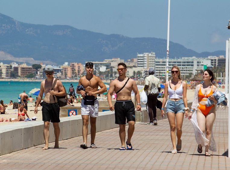 Toeristen bij het strand van Palma op Mallorca begin juni.  Beeld AFP