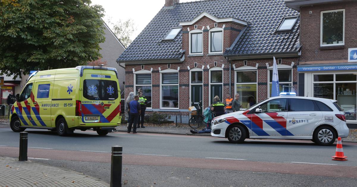 Postbezorgster op de fiets raakt gewond bij aanrijding in Nijverdal.