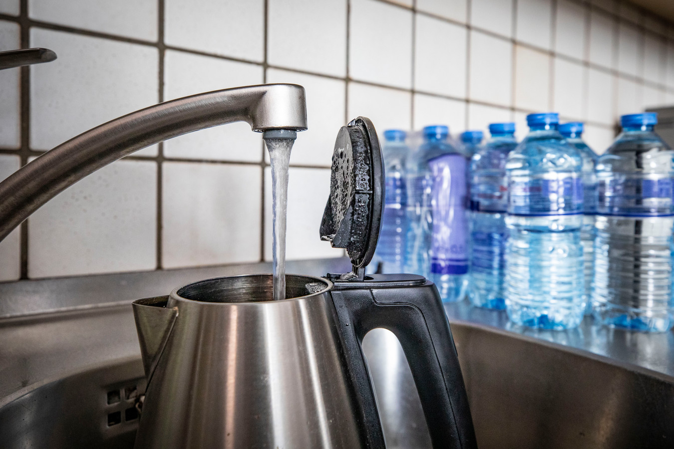 Inwoners in Noordoost Twente werd geadviseerd het water te koken voor gebruik, wegens een bacterie. De problemen zijn opgelost, maar nu dreigt alsnog een conflict.