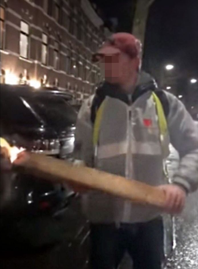 Activist Max van den B. met een brandende fakkel bij het huis van Sigrid Kaag in Den Haag.