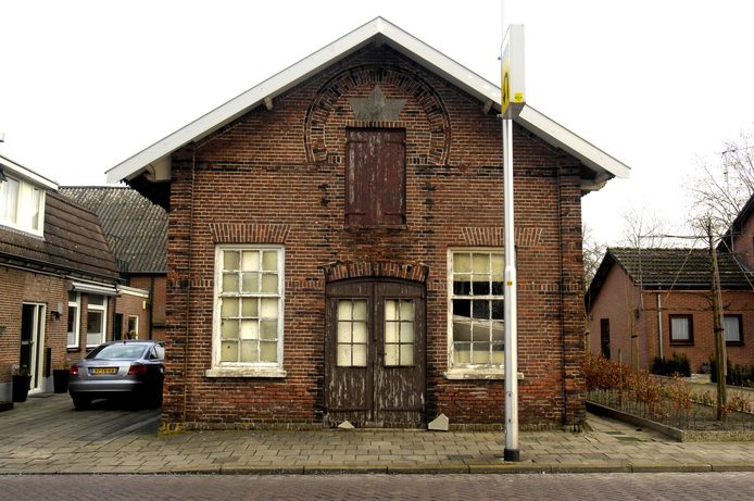 Zo zag de synagoge er dertien jaar geleden nog uit. Inmiddels zijn de ramen en de voordeur dichtgetimmerd en is het gebouw nog verder in verval.