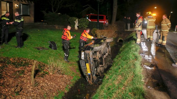 De automobilist belandde in de sloot aan de Nolweg en kwam op de zijkant terecht
