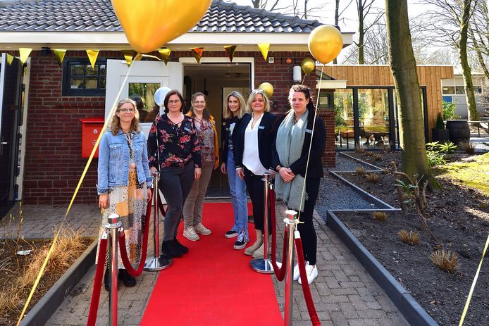 Het team van bosatelier 't Wasven voor de voormalige brandweerkazerne van GGZ WNB die door Lia Donkers (uiterst rechts) is omgetoverd tot dagbesteding.