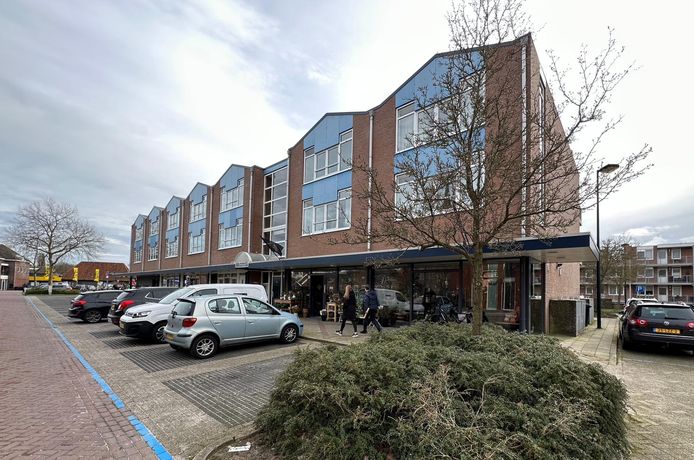 Domijn is in gesprek met de eigenaar van deze winkelplint aan de Dr. Prinsstraat.