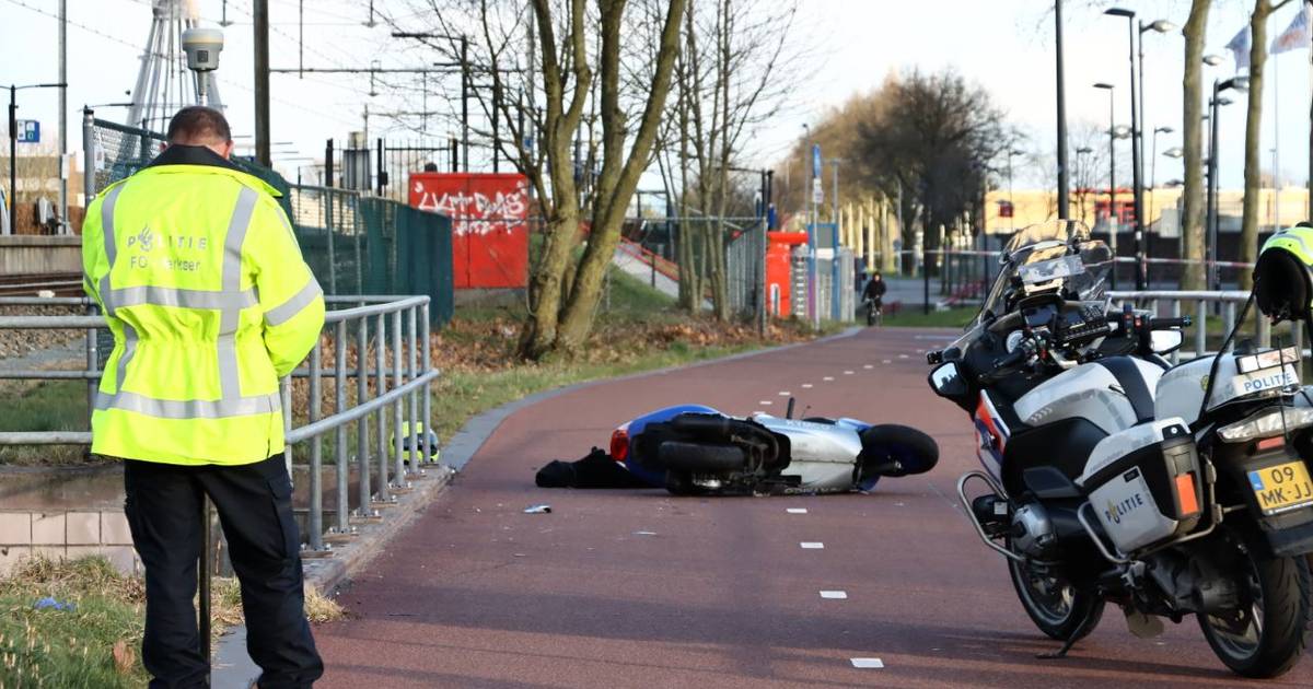 Scooterrijder ernstig gewond na ongeval: F35 bij Enschede tijdelijk afgesloten.