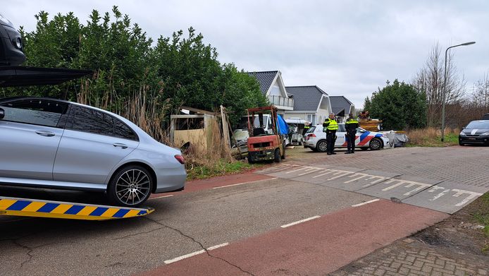 Aan de Maasstraat in Lith deed de politie vrijdag een inval.