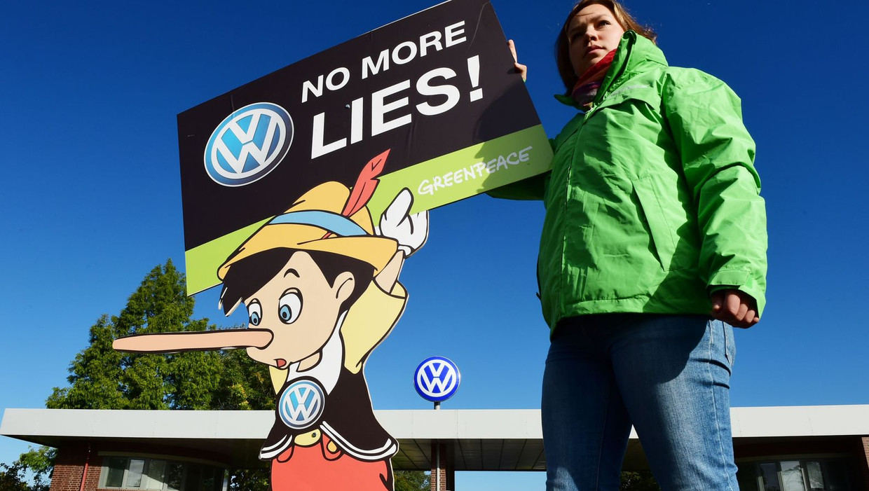 Een demonstrant van Greenpeace bij het hoofdkantoor van Volkswagen in Wolfsburg. Beeld afp