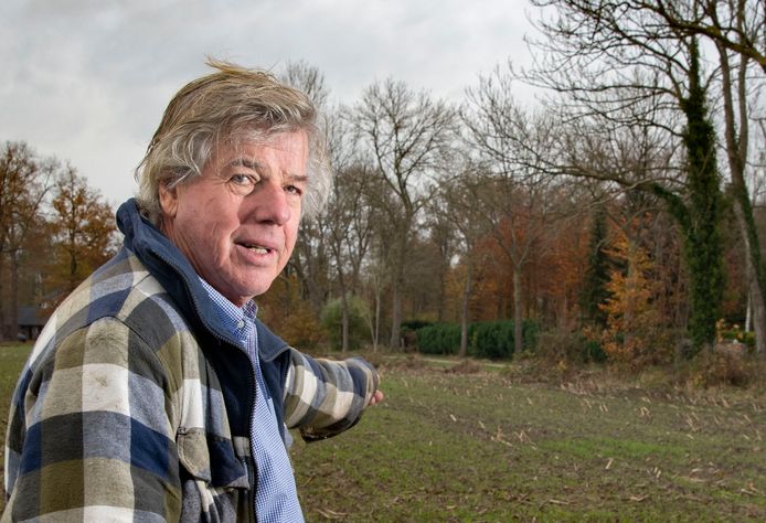 Rik van Egmond woont tegenover het plangebied, achter de stuiken die hij aanwijst moeten elf woningen komen.