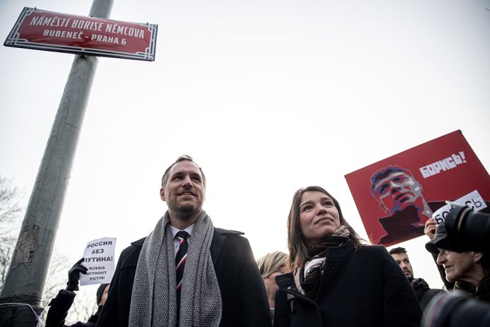 De Praagse burgemeester Zdenek Hrib met Zhanna Nemtsova, de dochter van de vermoorde Russische oppositieleider Boris Nemtsov, bij de naamswijziging van het plein.