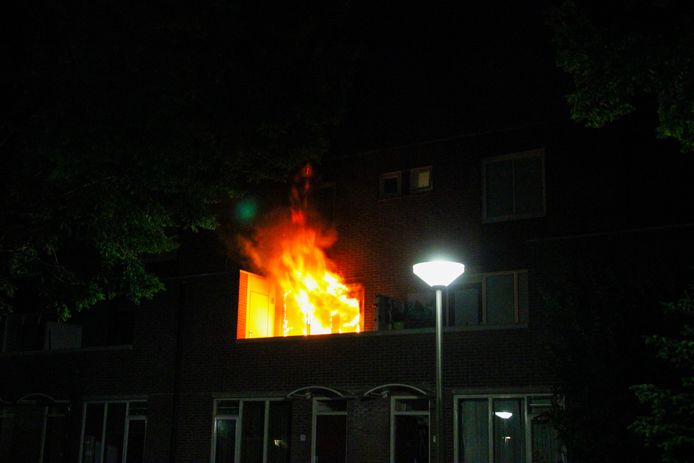 In een woning aan het Patrijspad in Lekkerkerk heeft vannacht een flinke brand gewoed.