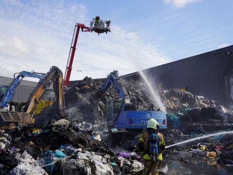 Vuurzee bij afvalverwerker in Genemuiden: enorme stapel tapijtafval staat in brand