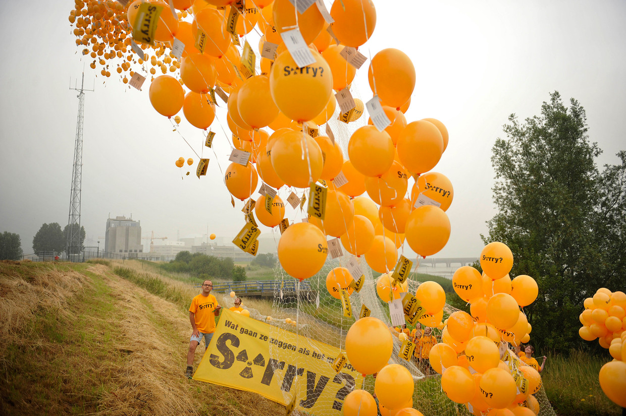 Greenpeace illustreert in Doel de gevolgen van een nucleair ongeval. De ballonnen simuleren de verspreiding van een radioactieve wolk. Beeld EDM