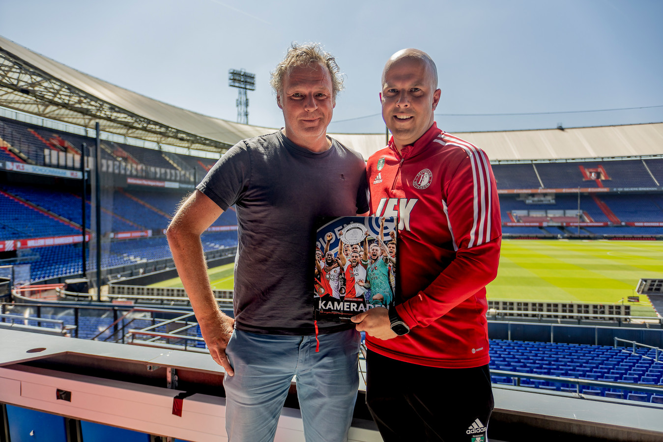 Arne Slot Ontvangt Het Officiële Ad Kampioensboek ‘mooi Om Zon Prachtig Seizoen Nog Eens Te 