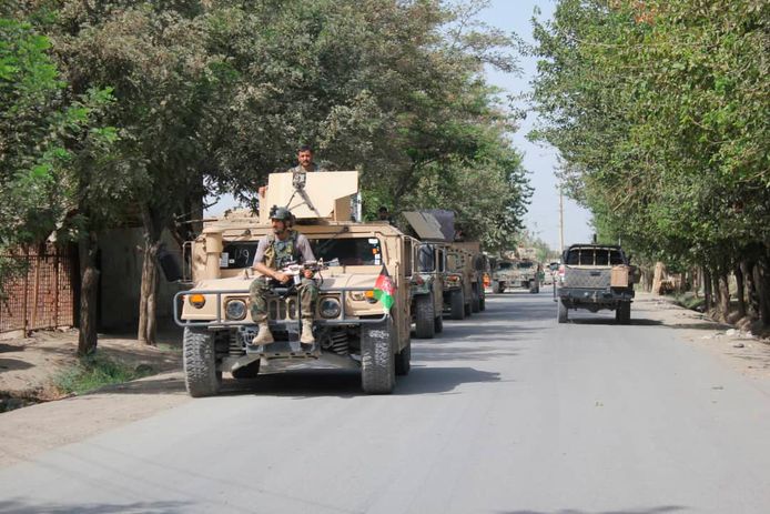 Afghaanse regeringstroepen arriveren in de noordelijke stad Kunduz, die zaterdag het doelwit vormde van een grootscheepse aanval van de taliban.
