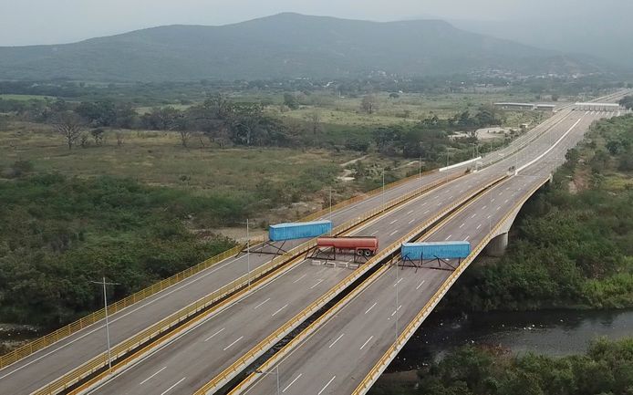 Een brug tussen Colombia en Venezuela lijkt geblokkeerd te zijn.