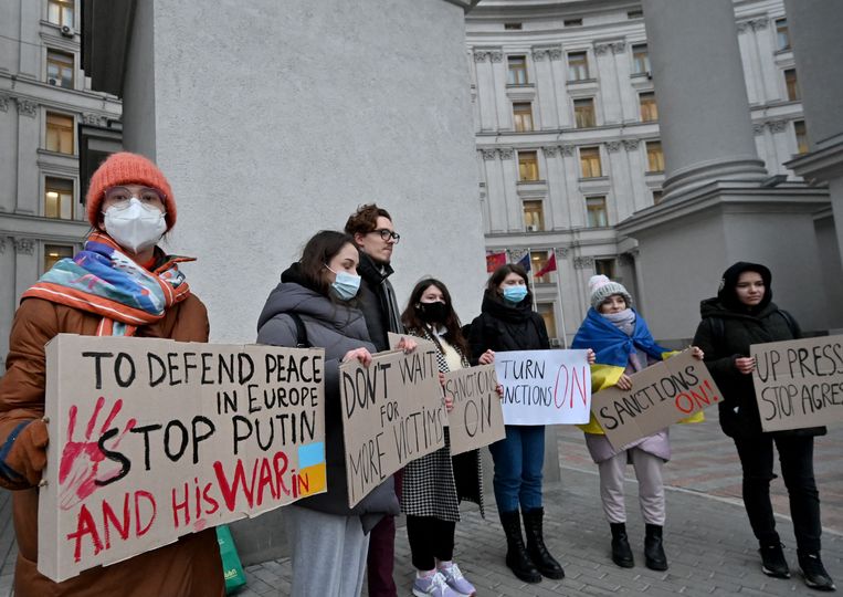 Protestlieden voor het Oekraïense ministerie van buitenlandse zaken. Beeld AFP