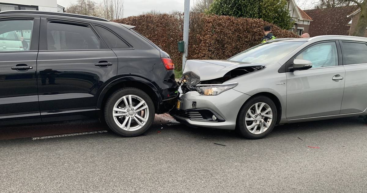 Gewonde na kop-staartbotsing in Dedemsvaart.