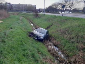 Wagen belandt in de gracht naast R4 in Sint-Denijs-Westrem