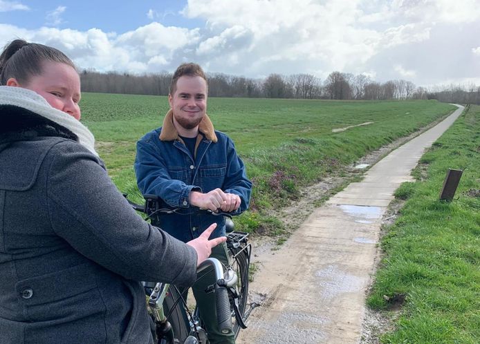 "Moeten we misschien eerst een spelletje blad-steen-schaar spelen om te bepalen wie op dit smalle pad voorrang heeft?" grappen Kellin Cousaert en Tim Van Merhaeghe.