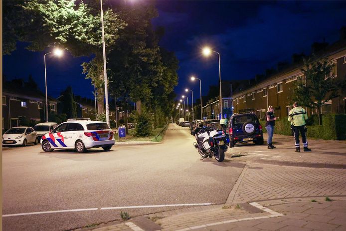 Een man moest zondagavond onder dwang van twee dieven naar verschillende locaties in Veldhoven en Eindhoven rijden. Nadat de bestuurder was ontsnapt, namen de dieven zijn auto mee.