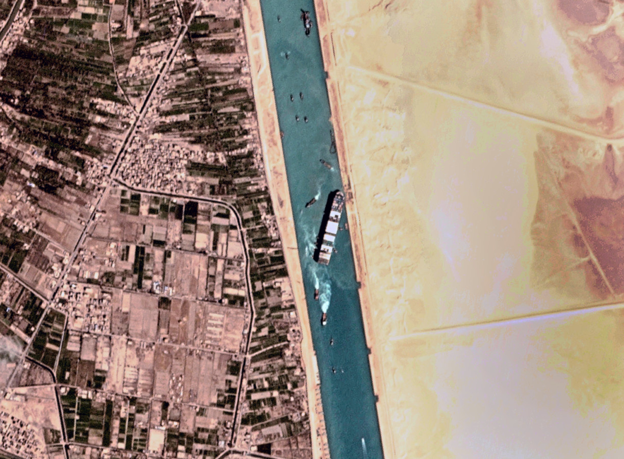Vue satellite de l'Ever Given bloqué dans le canal de Suez.