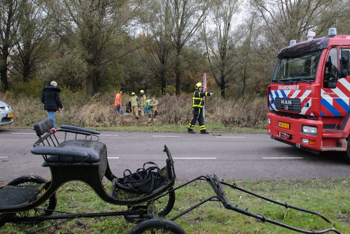 Het ongeval, waaraan een inzittende een flinke verwonding aan het been overhield, gebeurde aan de Trekdamseweg in 's-Gravendeel.