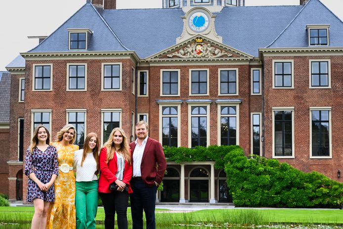 De koninklijke familie voor Paleis Huis ten Bosch in Den Haag.