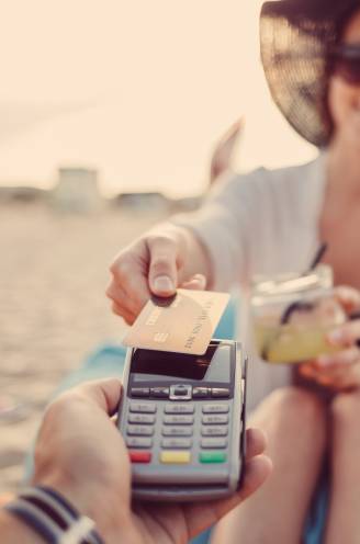 “Geld afhalen kost soms een paar euro per transactie”: hier moet je rekening mee houden als je cash, met Bancontact of creditcard betaalt op reis