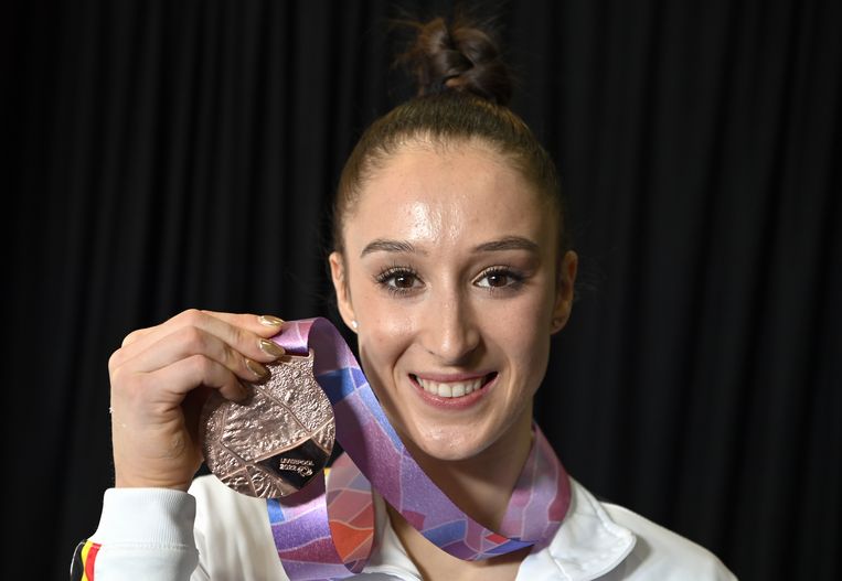 Met haar bronzen medaille op het WK turnen in Liverpool. Beeld BELGA