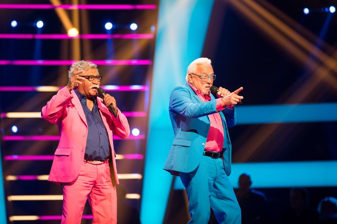Mick (68) en Henk (71) tijdens hun optreden bij The Voice Senior