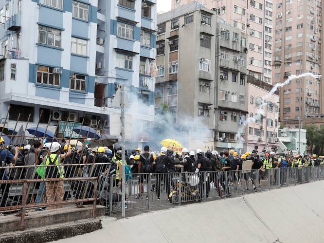 Politie zet traangas in tegen manifestanten verboden betoging in Hongkong